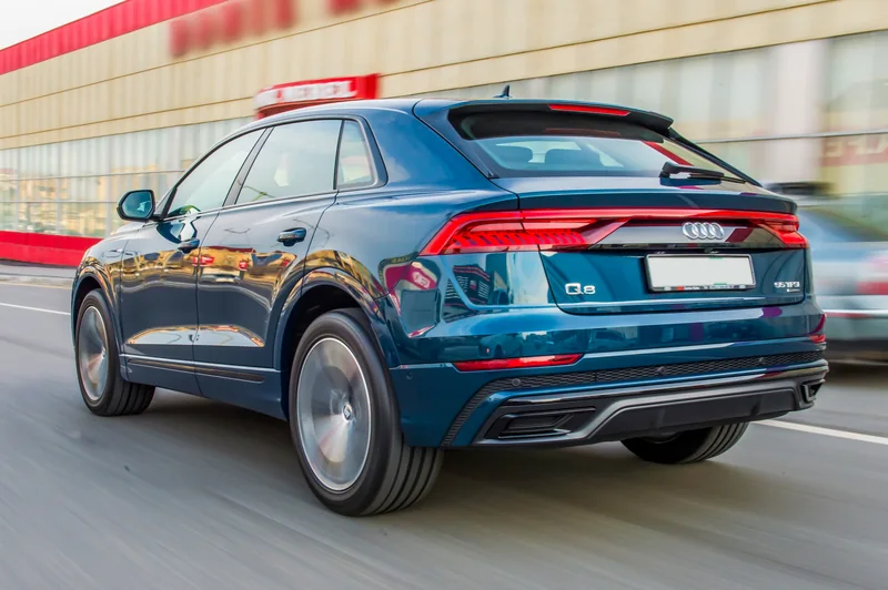 Mavi Audi Q8-in arxa görünüşü