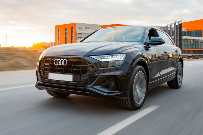 Gün batımında hərəkətdə olan Audi Q8
