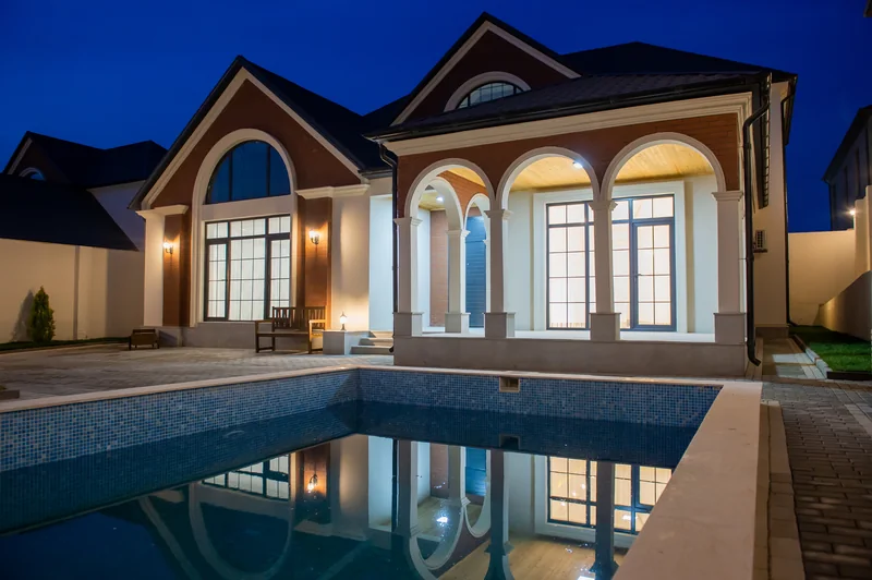 Axşam işığında villa və hovuzda əksi