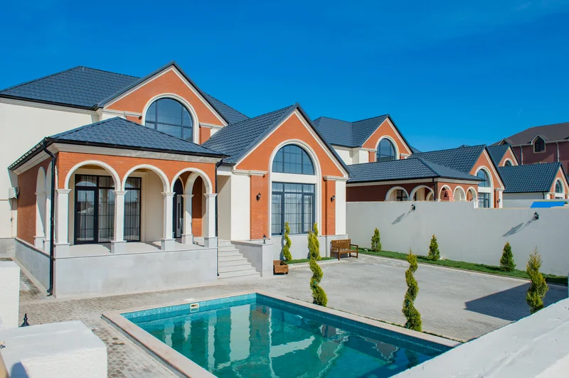 Gündüz işığında villa və hovuz