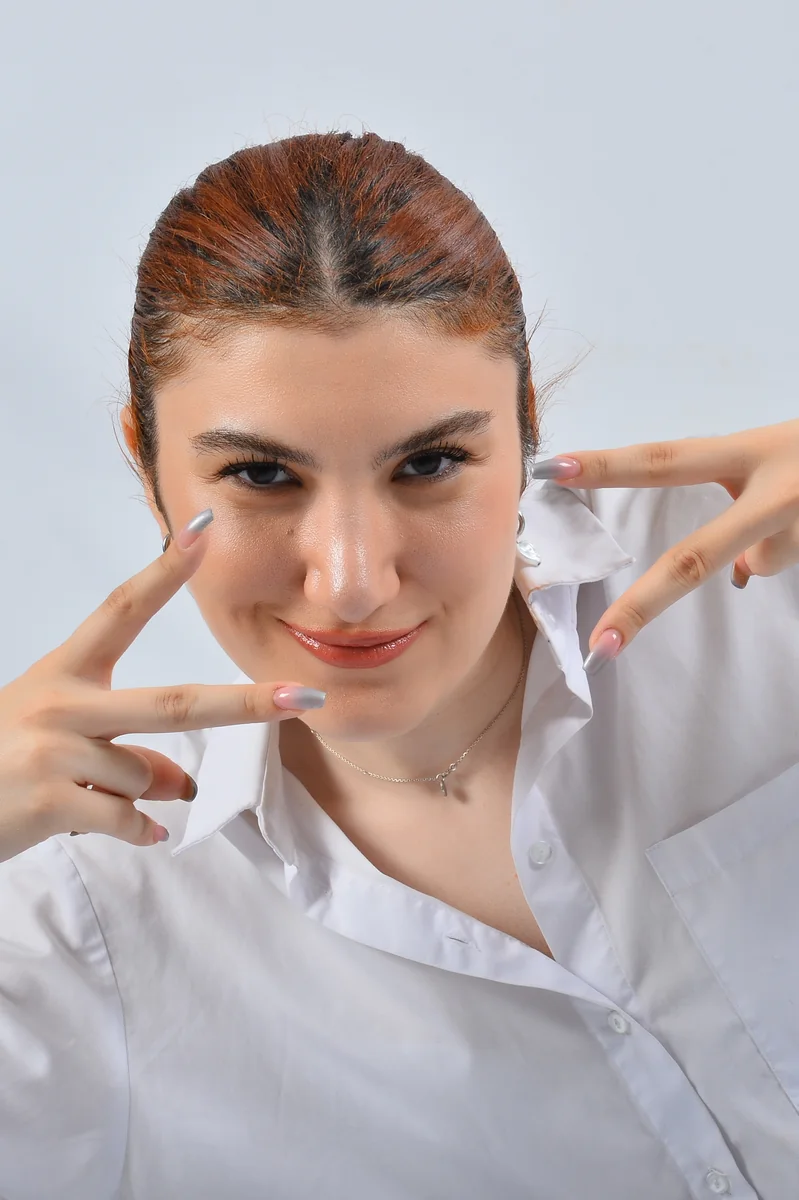Ağ köynəkdə qadının studiya portreti