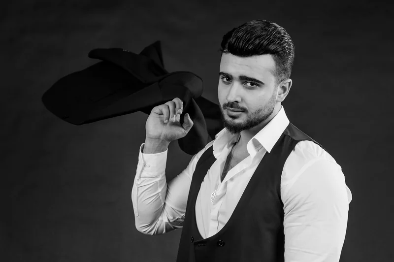 Jiletli kişinin studiya portreti