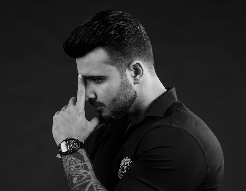 Studiyada ağ-qara profil portreti