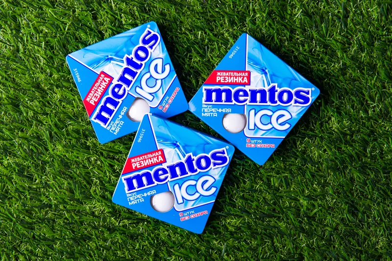 Yaşıl fonda Mentos qablaşdırmaları