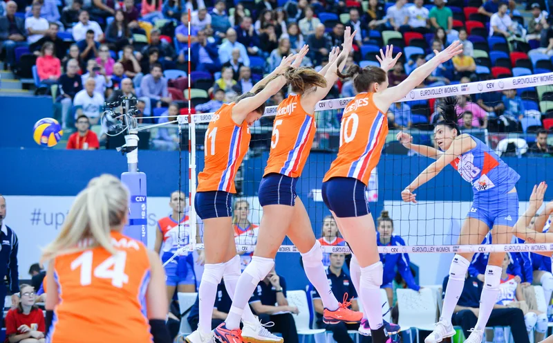 Voleybolçuların komanda bloku